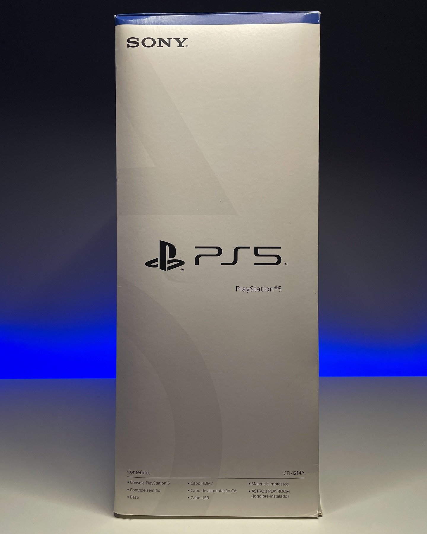 Lateral da caixa do PlayStation 5 com a lista de conteúdo